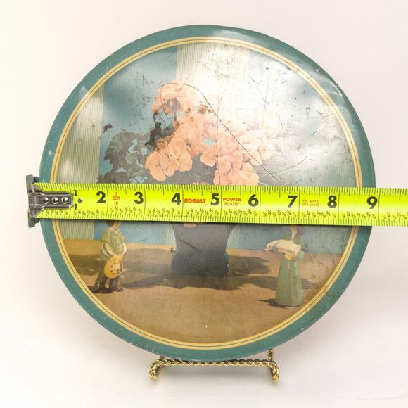 Vintage Boulevard Candy Co Tin Cottage Scene Floral Decor 9” Round Patina - Picture 7 of 8